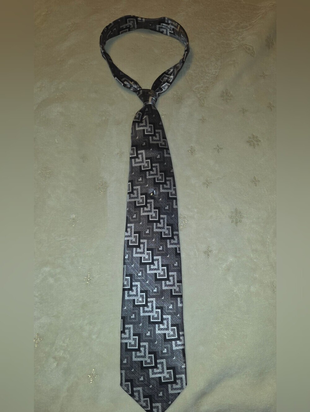 Irvine Park Silk Tie & Tack Classic Geometric Pattern in Black and Gray